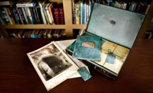 The Arrival and Sketch Book Deluxe Set by Shaun Tan